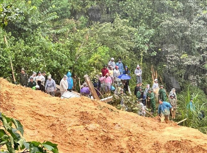 Thiệt hại do mưa lớn sau bão số 10: Số người thương vong tiếp tục tăng, giao thông tê liệt tại nhiều địa phương - ảnh 1