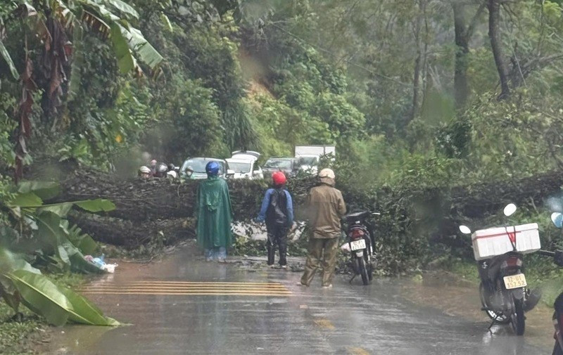 Thiệt hại do mưa lớn sau bão số 10: Số người thương vong tiếp tục tăng, giao thông tê liệt tại nhiều địa phương - ảnh 4
