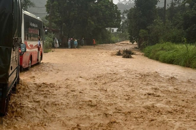 Thiệt hại do mưa lớn sau bão số 10: Số người thương vong tiếp tục tăng, giao thông tê liệt tại nhiều địa phương - ảnh 9