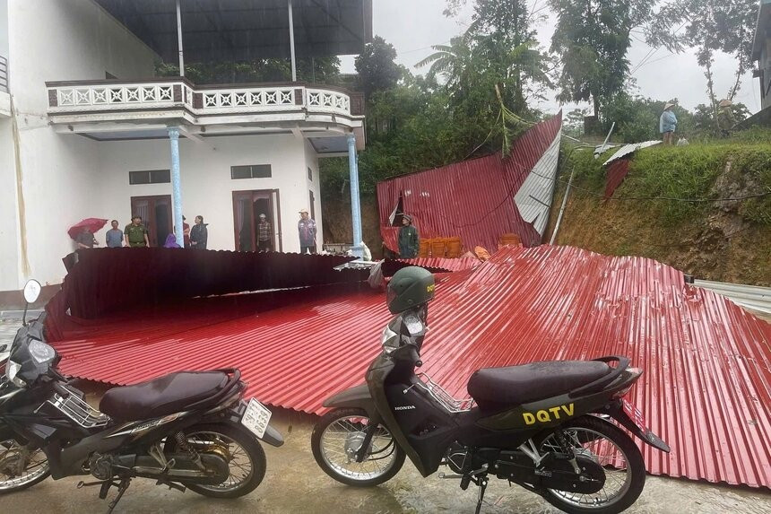 Thiệt hại do mưa lớn sau bão số 10: Số người thương vong tiếp tục tăng, giao thông tê liệt tại nhiều địa phương - ảnh 11