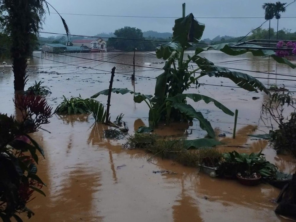 Thiệt hại do mưa lớn sau bão số 10: Số người thương vong tiếp tục tăng, giao thông tê liệt tại nhiều địa phương - ảnh 12