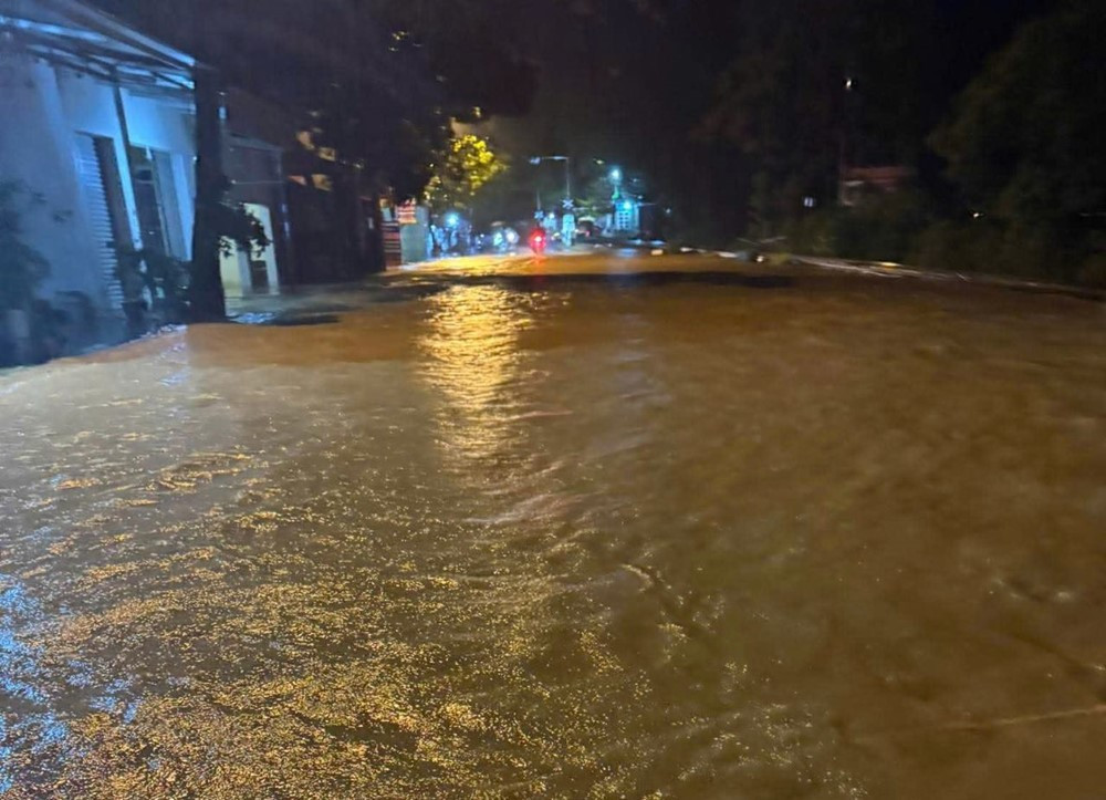 Thiệt hại do mưa lớn sau bão số 10: Số người thương vong tiếp tục tăng, giao thông tê liệt tại nhiều địa phương - ảnh 13