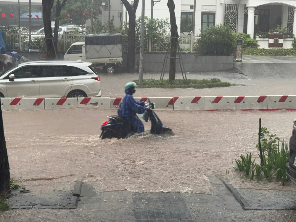 Thiệt hại do mưa lớn sau bão số 10: Số người thương vong tiếp tục tăng, giao thông tê liệt tại nhiều địa phương - ảnh 17