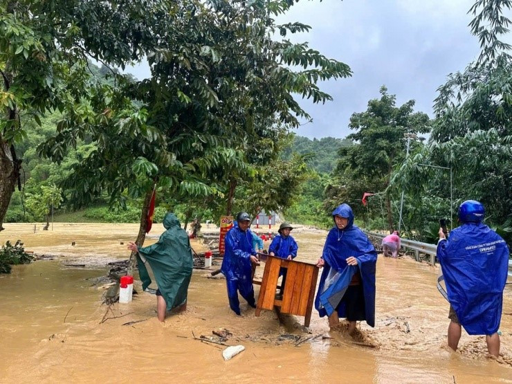 Thiệt hại do mưa lớn sau bão số 10: Số người thương vong tiếp tục tăng, giao thông tê liệt tại nhiều địa phương - ảnh 20