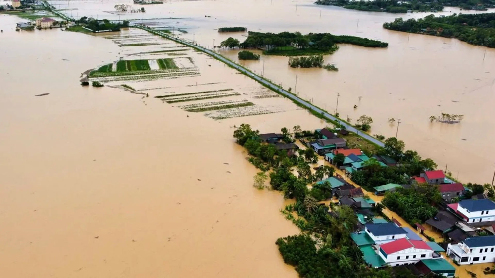 Thiệt hại do mưa lớn sau bão số 10: Số người thương vong tiếp tục tăng, giao thông tê liệt tại nhiều địa phương - ảnh 23