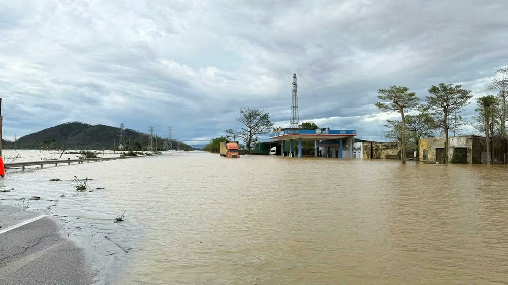 Thiệt hại do mưa lớn sau bão số 10: Số người thương vong tiếp tục tăng, giao thông tê liệt tại nhiều địa phương - ảnh 25
