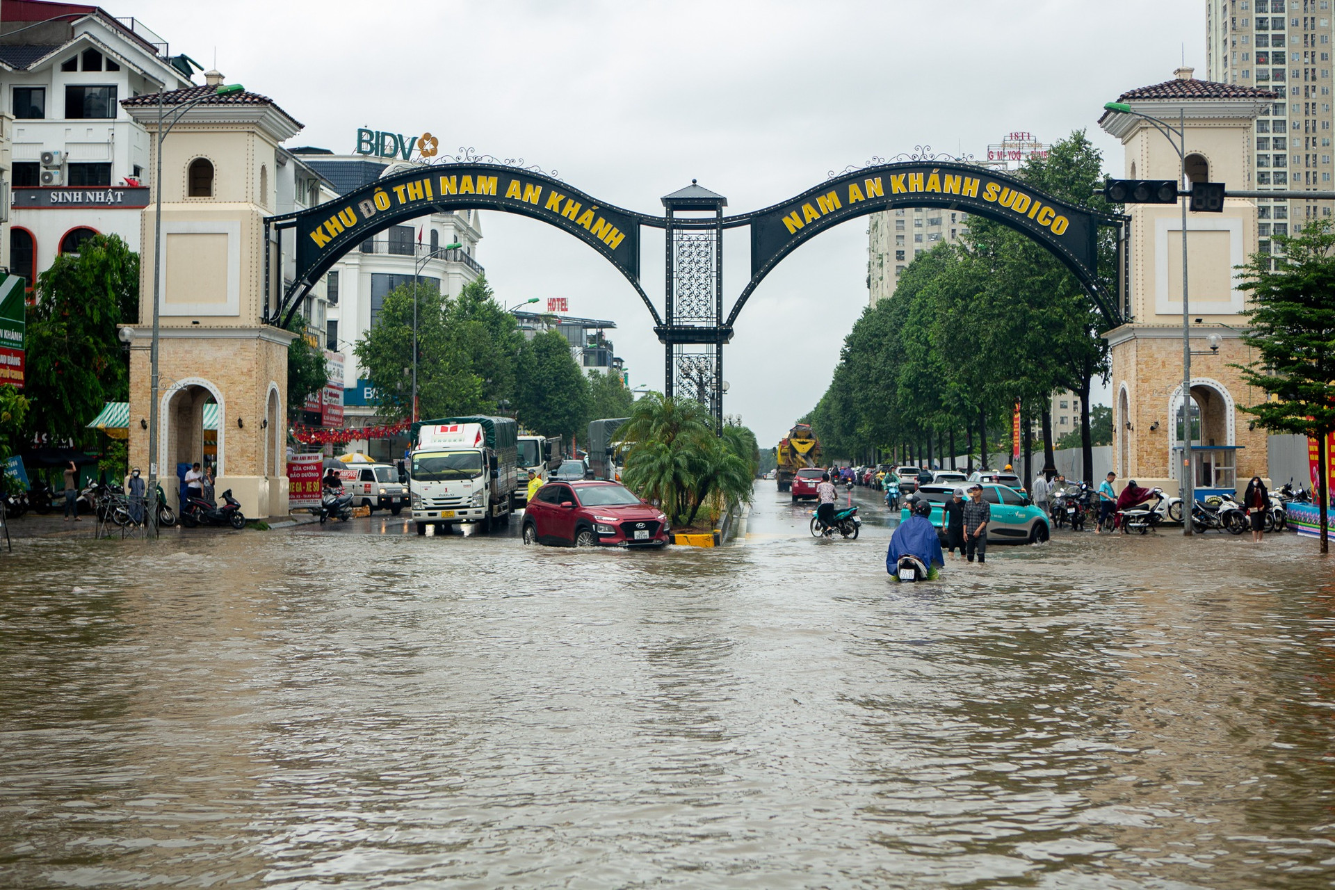 ‘Làng biệt thự triệu đô’ tiếp tục chìm trong biển nước, người dân chèo thuyền để di chuyển- Ảnh 1.
