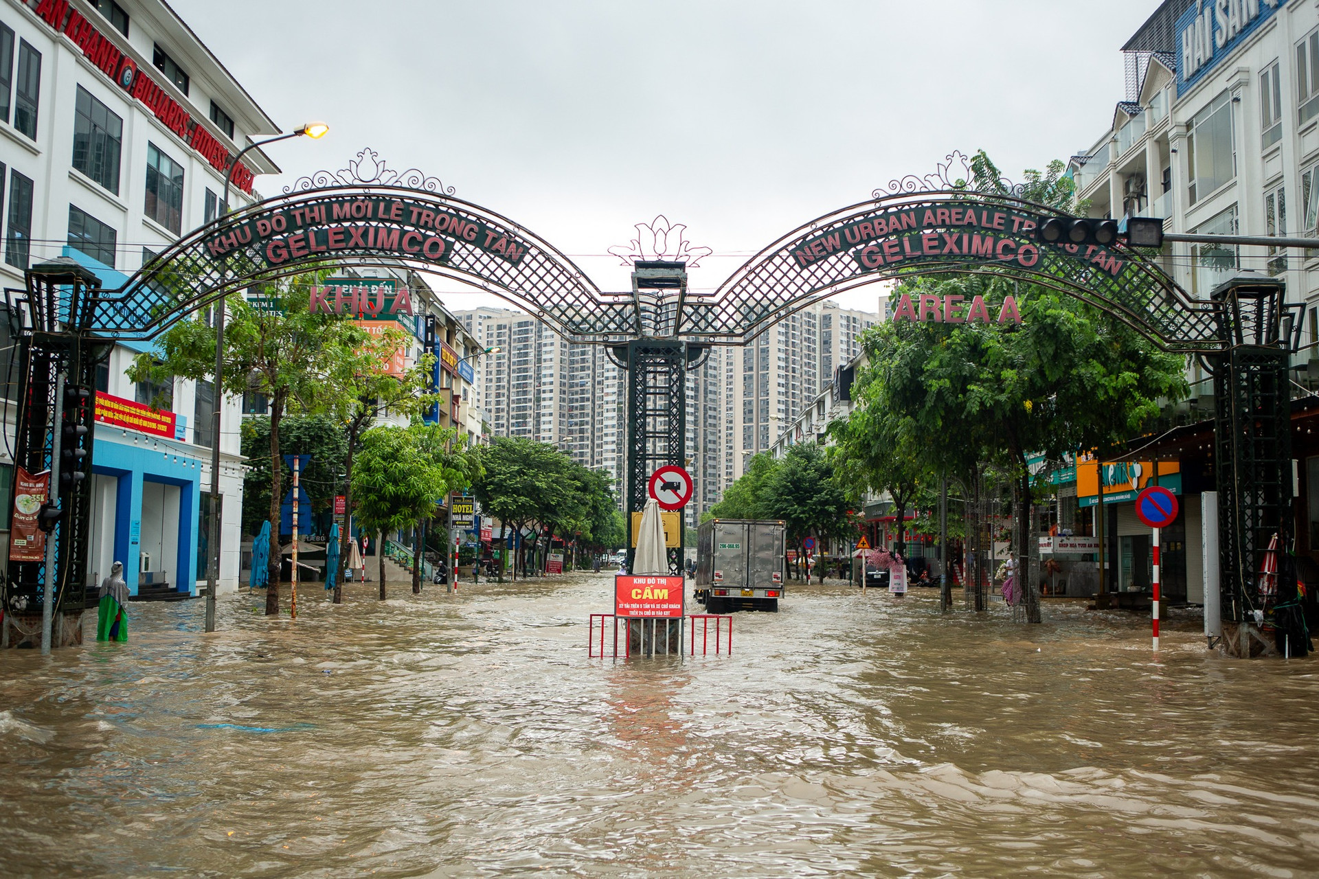 ‘Làng biệt thự triệu đô’ tiếp tục chìm trong biển nước, người dân chèo thuyền để di chuyển- Ảnh 2.