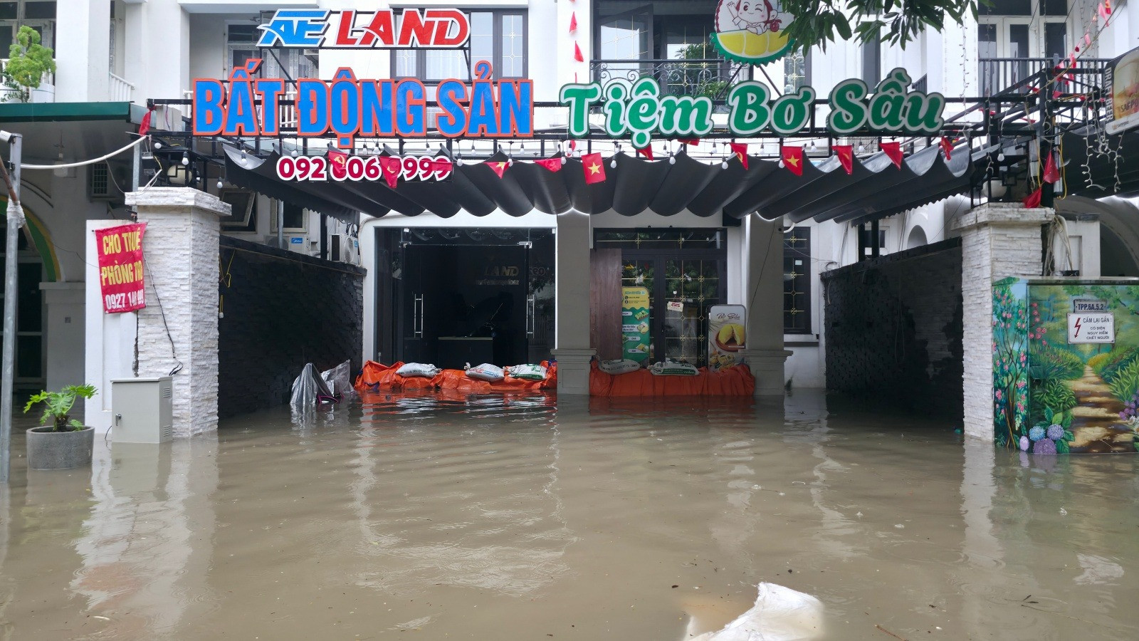 ‘Làng biệt thự triệu đô’ tiếp tục chìm trong biển nước, người dân chèo thuyền để di chuyển- Ảnh 4.