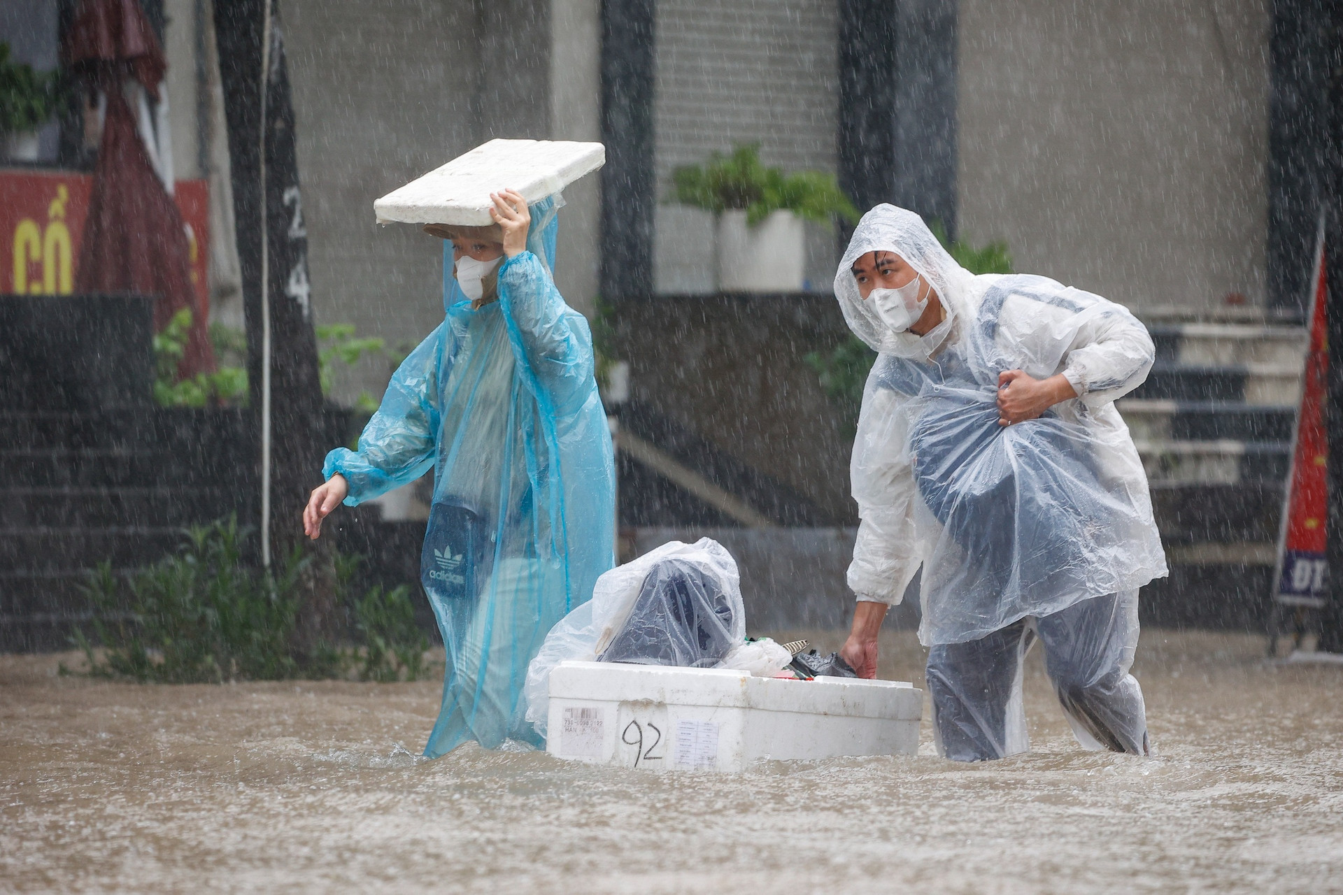 ‘Làng biệt thự triệu đô’ tiếp tục chìm trong biển nước, người dân chèo thuyền để di chuyển- Ảnh 5.