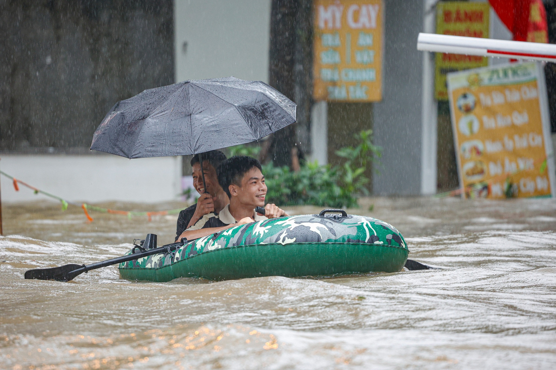 ‘Làng biệt thự triệu đô’ tiếp tục chìm trong biển nước, người dân chèo thuyền để di chuyển- Ảnh 6.