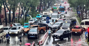 Cận cảnh Hà Nội ngập tứ bề, giao thông tê liệt, ô tô chìm nghỉm giữa biển nước