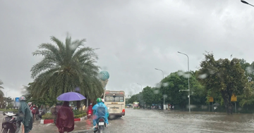 Điểm danh một số tuyến đường Hà Nội bị ngập, giao thông ùn tắc