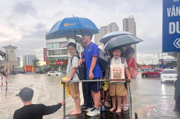 Hà Nội: Mưa ngập kẹt đường, nhiều trường lo bữa tối, cho học sinh ngủ lại qua đêm