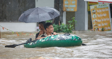 ‘Làng biệt thự triệu đô’ tiếp tục chìm trong biển nước, người dân chèo thuyền để di chuyển