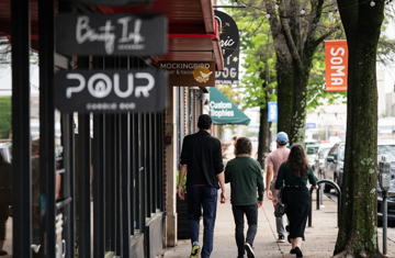 Niềm tin người tiêu dùng Mỹ chạm đáy 4 tháng do lo ngại về thu nhập