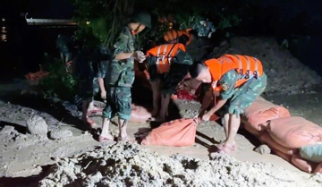 Nước sông Hoạt tràn qua bờ đê, hàng trăm người cứu đê trong đêm