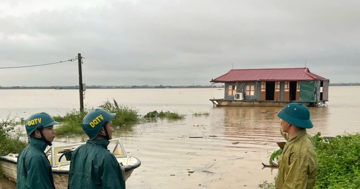 Nước sông Hồng lên cao, Hà Nội vận động dân rời thuyền lên bờ