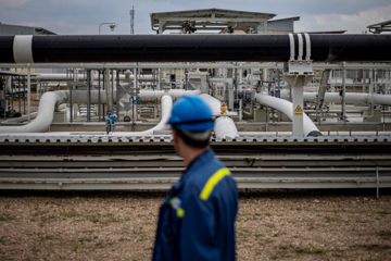 Quốc gia EU ‘phớt lờ’ ông Trump, quyết không bỏ dầu Nga