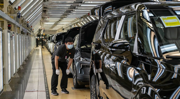 Sản xuất Trung Quốc khởi sắc, PMI vượt dự báo