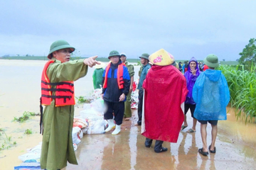 Tràn đê bao dài 4,2km, sơ tán khẩn cấp 2.500 người ngay trong đêm