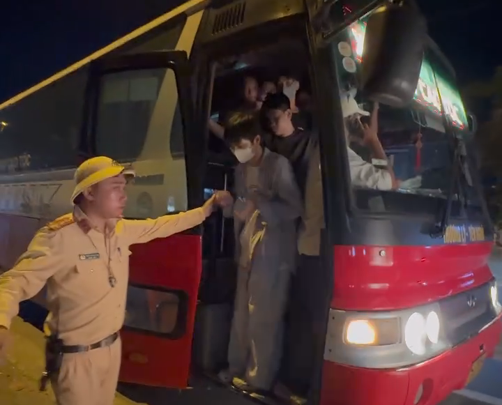 Phát hiện xe khách chở 82 người, công an lập tức kiểm tra - ảnh 1