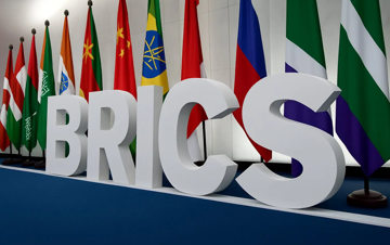 Hàng loạt quốc gia BRICS hợp lực phi USD hóa có thể 'giáng đòn đau' vào ngân sách Mỹ: Trật tự thế giới có thay đổi?