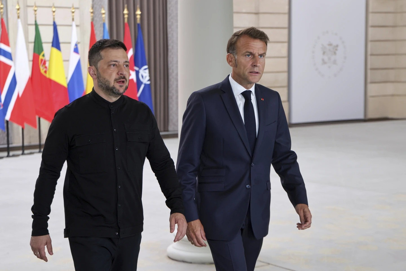 Tổng thống Pháp Emmanuel Macron và Tổng thống Ukraine Volodymyr Zelensky. (Ảnh: AP) image-22.jpg