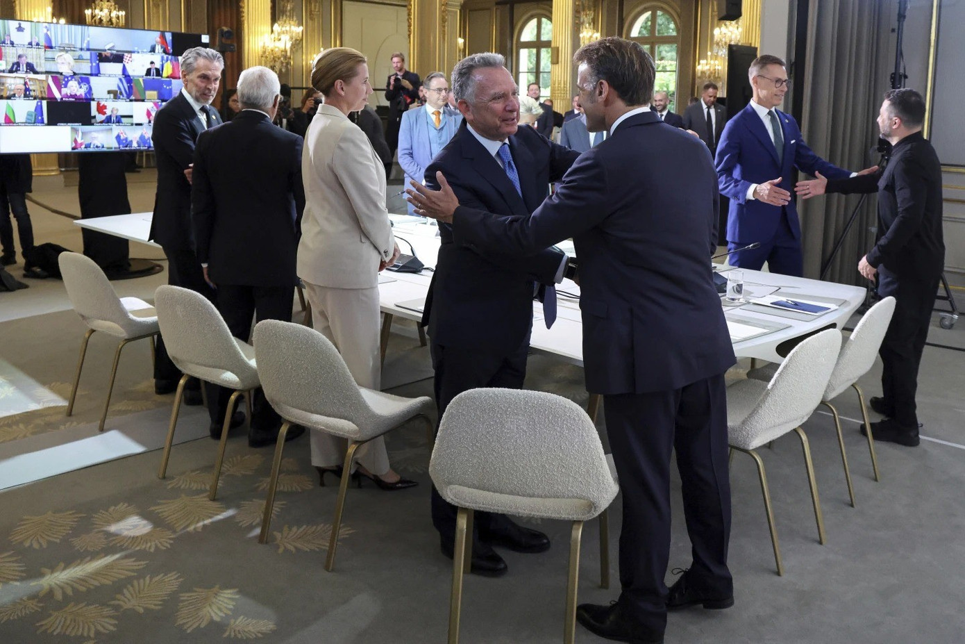 Đặc phái viên tổng thống Mỹ Steve Witkoff bắt tay Tổng thống Pháp Emmanuel Macron trong cuộc họp ngày 4/9. (Ảnh: AP) image-21.jpg