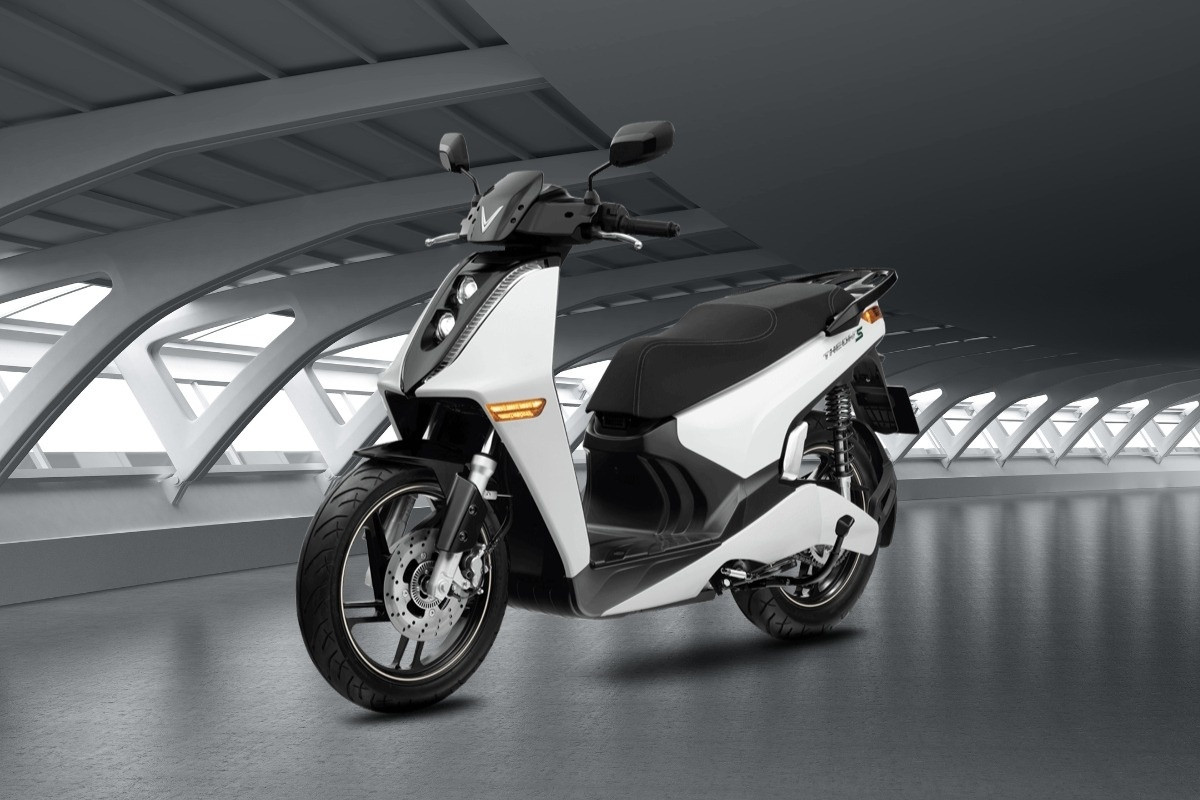 Dân tình sốt sắng khi xe máy điện cao cấp của VinFast giảm gần 20 triệu, đi kèm bảo hành pin 8 năm