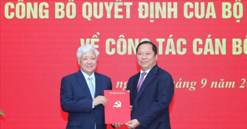 Công bố quyết định của Bộ Chính trị về công tác cán bộ