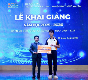 Nam sinh thoát nạn trong vụ lật tàu ở Hạ Long trở thành tân sinh viên đại học ở Hà Nội, nhận học bổng trị giá 250 triệu đồng