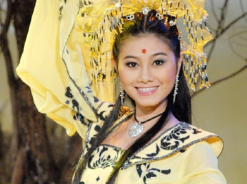 Nữ NSND là ái nữ gia tộc cải lương nhiều đời, từng là đại biểu HĐND 2 khóa, tuổi tứ tuần thành 'phú bà' đeo đồng hồ 10 tỷ, có 2 biệt thự xa hoa