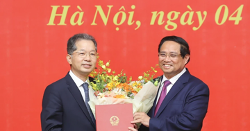 Thủ tướng trao quyết định tiếp nhận, điều động, bổ nhiệm 8 lãnh đạo các bộ, cơ quan