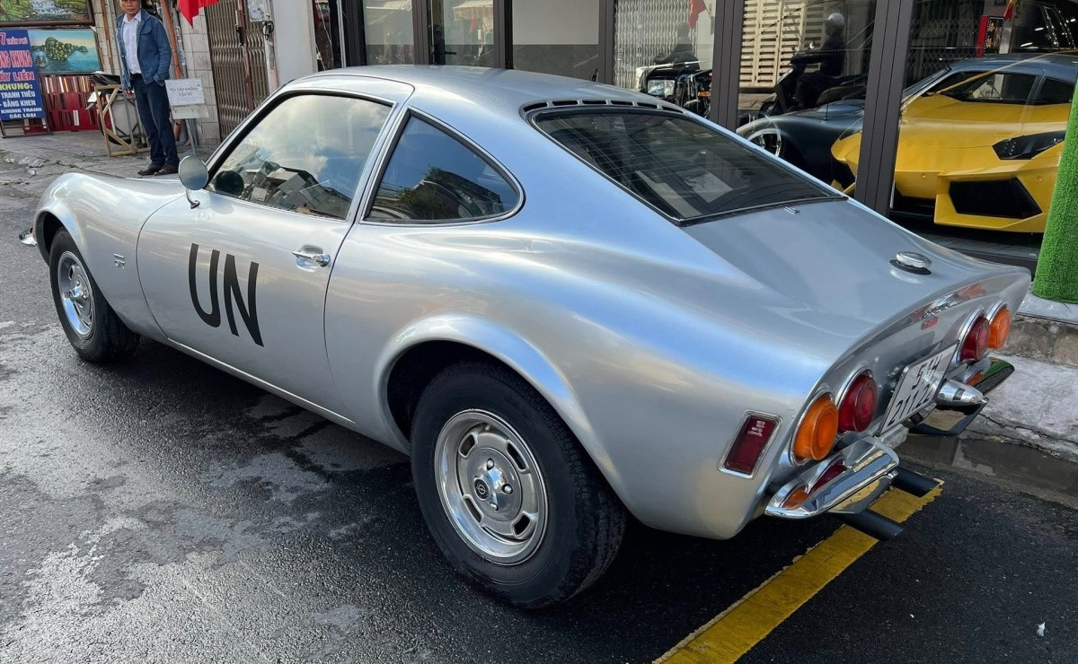 Ông Đặng Lê Nguyên Vũ đưa mẫu Opel GT ra mắt cách đây hơn 50 năm xuống phố: Màu bạc, không cốp và có chi tiết trở thành tâm điểm