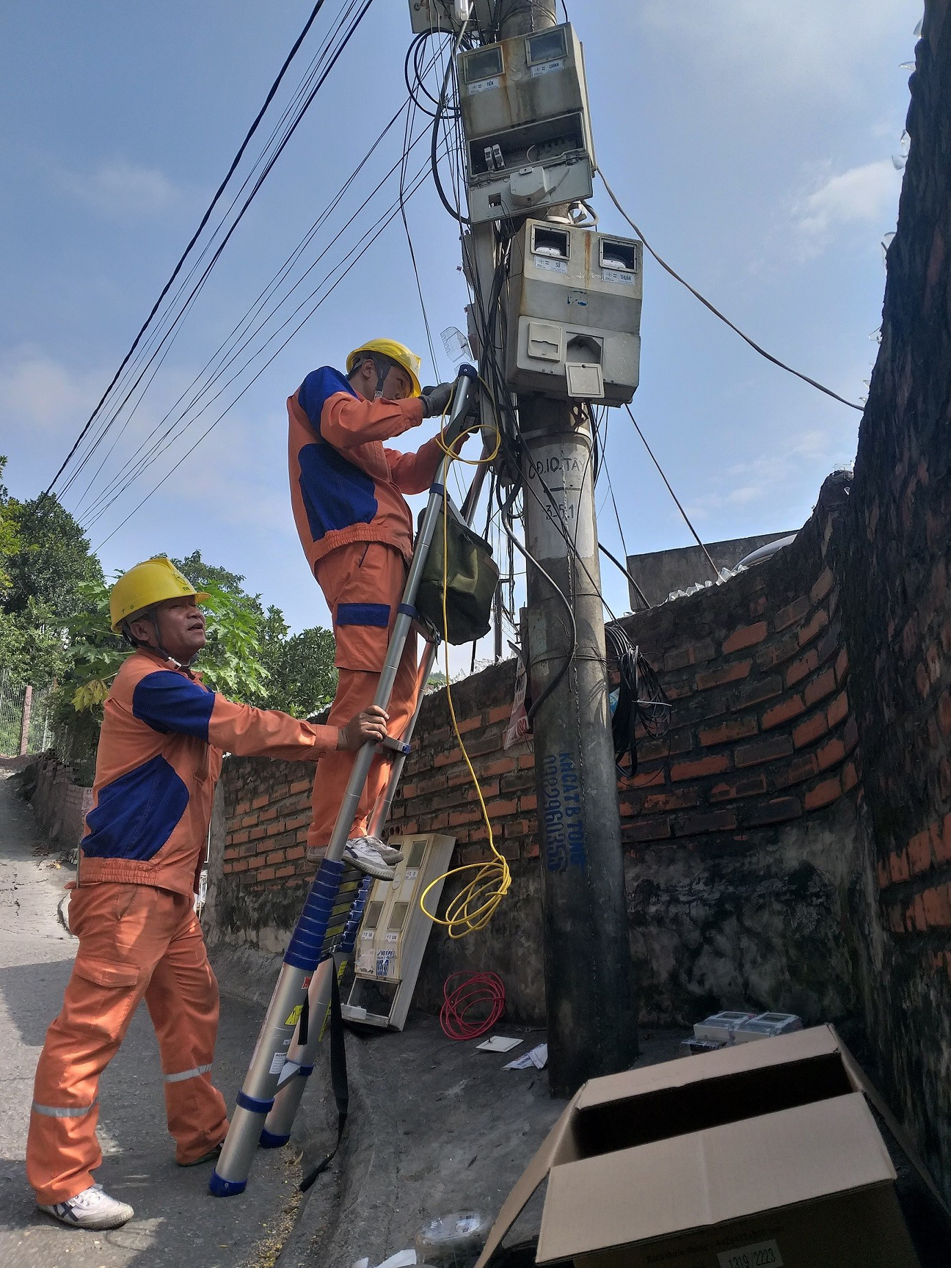 Công nhân điện lực Quảng Ninh kiểm tra công tơ điện ngoài trời. 1000000850.jpg