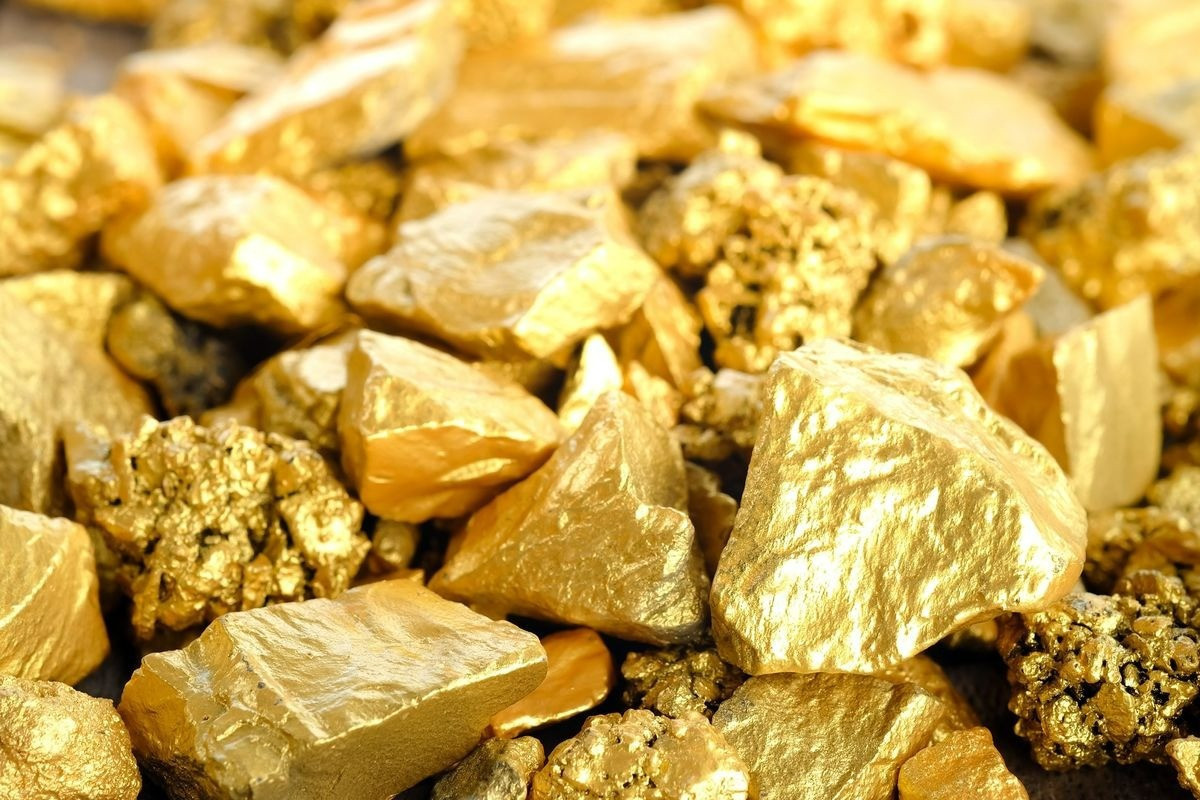close-up-lump-of-gold-mine-backg.jpg