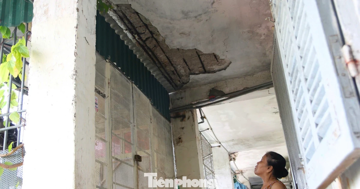 Chung cư xuống cấp, trần rơi lả tả