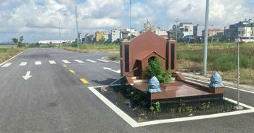 Ngôi mộ án ngữ giữa tuyến đường trải nhựa tinh tươm bên trong khu đô thị tại Hải Phòng