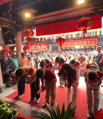 Trao cùng lúc hơn 800 triệu tiền học bổng, ngôi làng nhỏ trên núi gây sốt mạng khi có đến 33 tiến sĩ, số lượng thạc sĩ, sinh viên đại học danh giá cũng gây bất ngờ