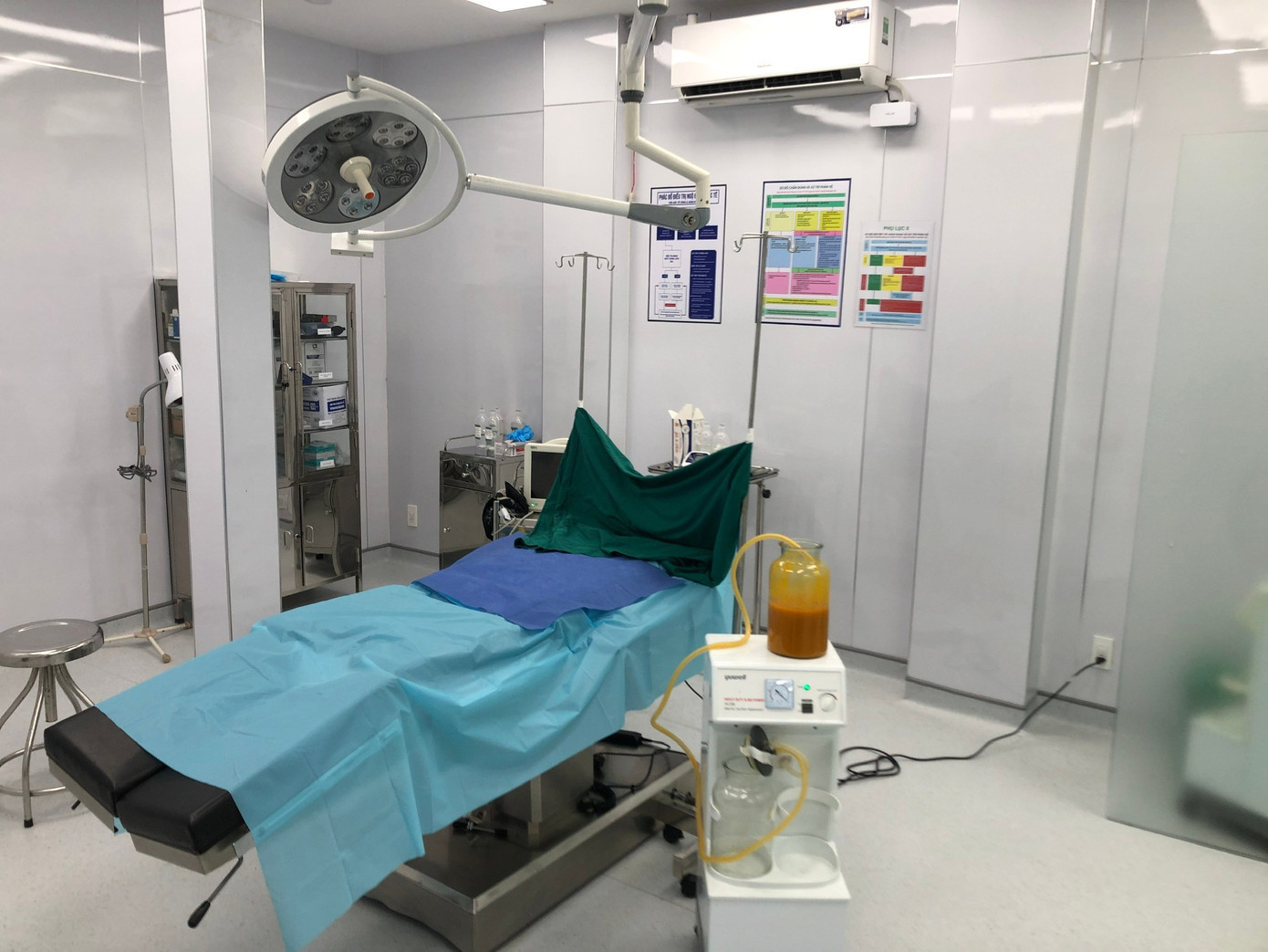 Phòng phẫu thuật bên trong cơ sở hoạt động không phép img-1757132047473-1757132057501.jpg