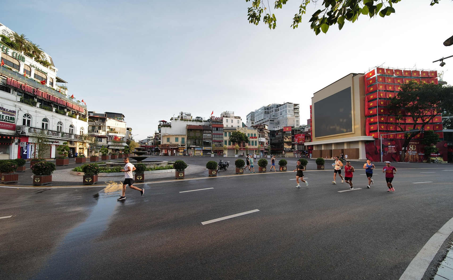 Ngỡ ngàng diện mạo mới của quảng trường Đông Kinh Nghĩa Thục sau khi chính thức phá bỏ Hàm Cá Mập- Ảnh 1.