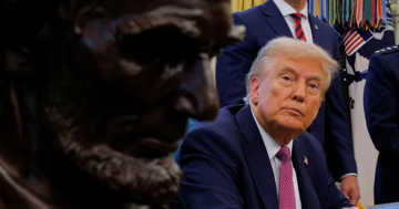 Ông Donald Trump miễn thuế nhập khẩu đối với một số nước