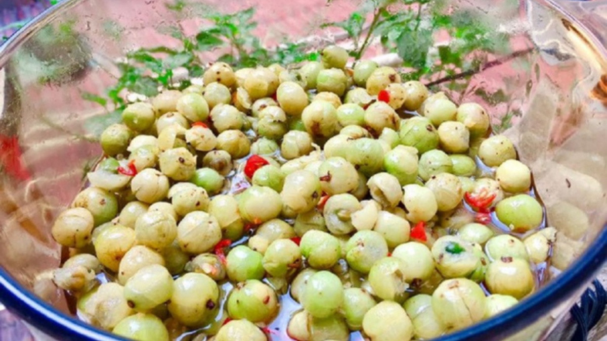 Quả dại từng rụng đầy gốc chẳng ai thèm, nay nhặt về chế biến thành đặc sản được săn lùng, giá bán hơn nửa triệu đồng/kg