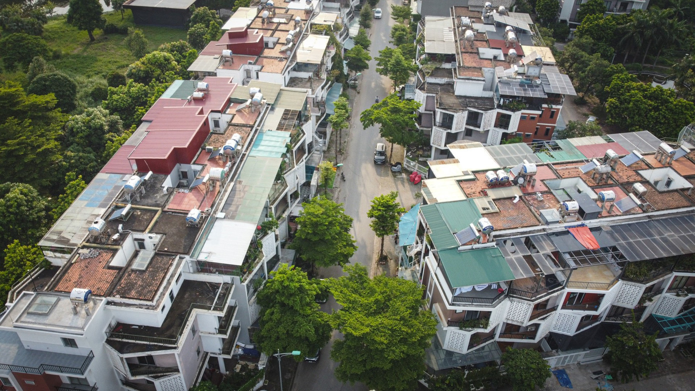 Được kỳ vọng trở thành một đô thị kiểu mẫu ở phía Tây Hà Nội, thế nhưng từ sau khi Hà Tây sáp nhập về Thủ đô, dự án liên tục gặp vướng mắc pháp lý, kéo dài hàng chục năm không thể hoàn thiện. Vài năm trở lại đây, khi cư dân bắt đầu về ở một phần dự án đã hoàn thiện, khu đô thị lại bị “biến dạng” bởi hàng loạt biệt thự kiểu cách không giống ai. nam32-11.jpg