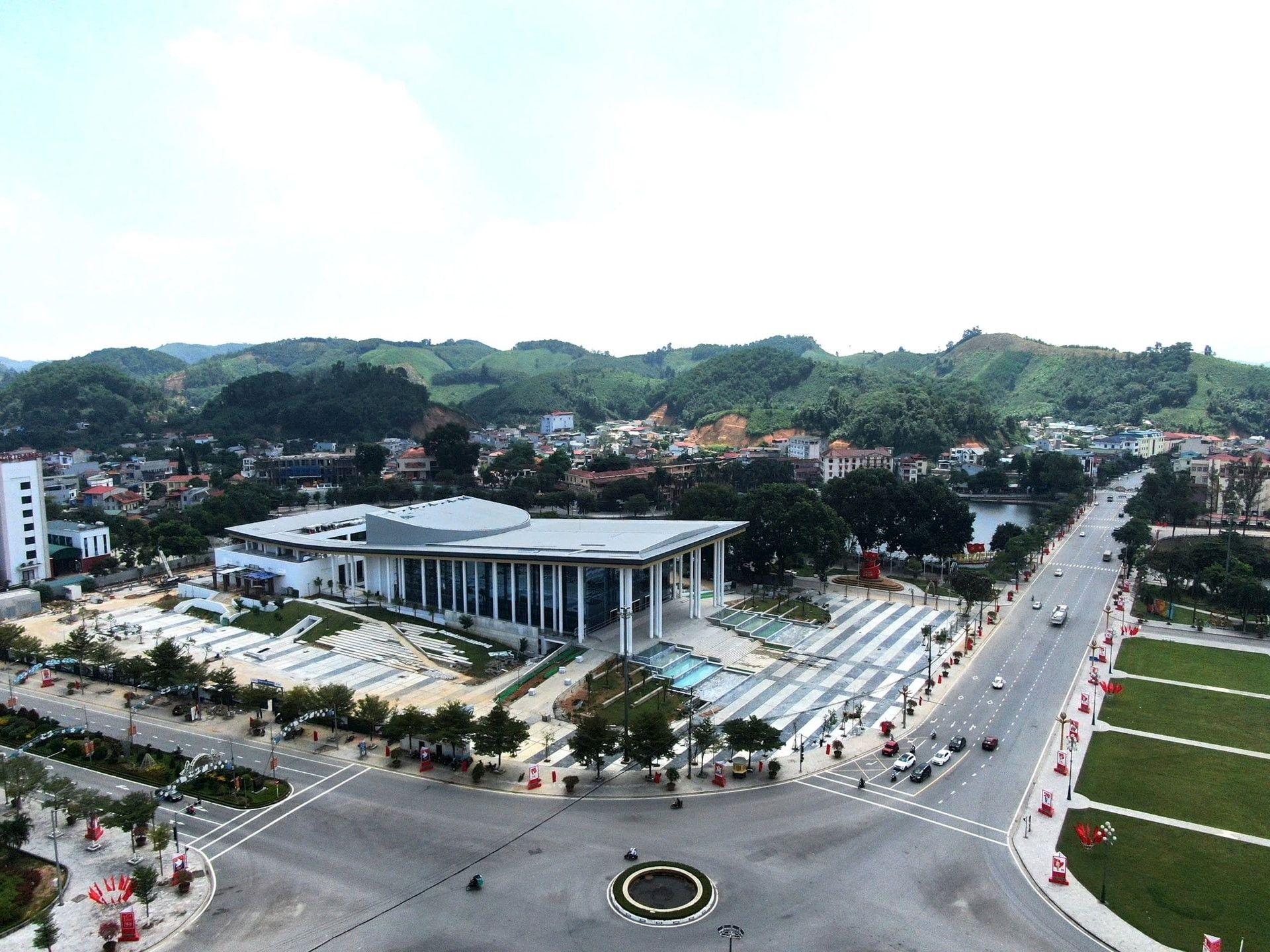 Tỉnh miền núi phía Bắc sắp đón trung tâm hội nghị trăm tỷ với hội trường hơn 1.000 chỗ ngồi- Ảnh 1. Tỉnh miền núi phía Bắc sắp đón trung tâm hội nghị trăm tỷ với hội trường hơn 1.000 chỗ ngồi- Ảnh 1.