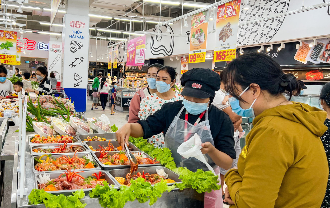 Phương án nâng mức giảm trừ gia cảnh lần này được cho là phù hợp thực tế hơn. 2 Người tiêu dùng hào hứng mua sắm các mặt hàng tươi sống tại Đại siêu thị GO!.jpg