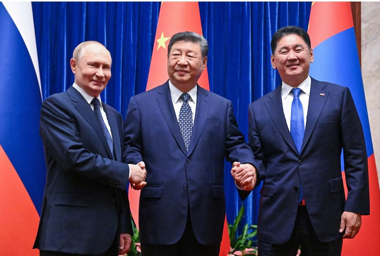 Tổng thống Nga Vladimir Putin (bìa trái), Chủ tịch Trung Quốc Tập Cận Bình (giữa) và Tổng thống Mông Cổ Ukhnaagiin Khürelsükh trong cuộc gặp tại Bắc Kinh ngày 2/9. (Ảnh: Reuters) img-0093.jpg