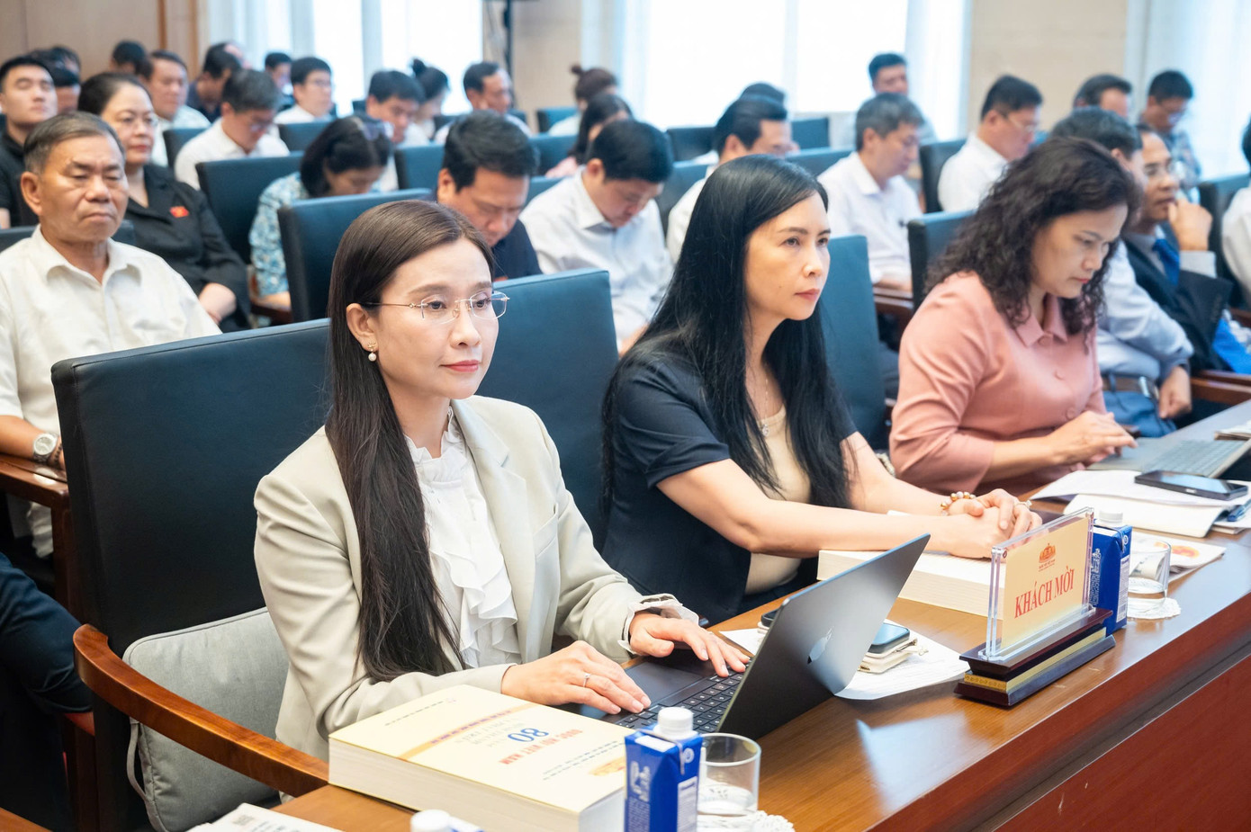 Chị Nguyễn Phạm Duy Trang - Bí thư T.Ư Đoàn, Chủ tịch Hội đồng Đội Trung ương cùng các đại biểu tham dự hội thảo. Ảnh: Phạm Thắng 99trang1.jpg