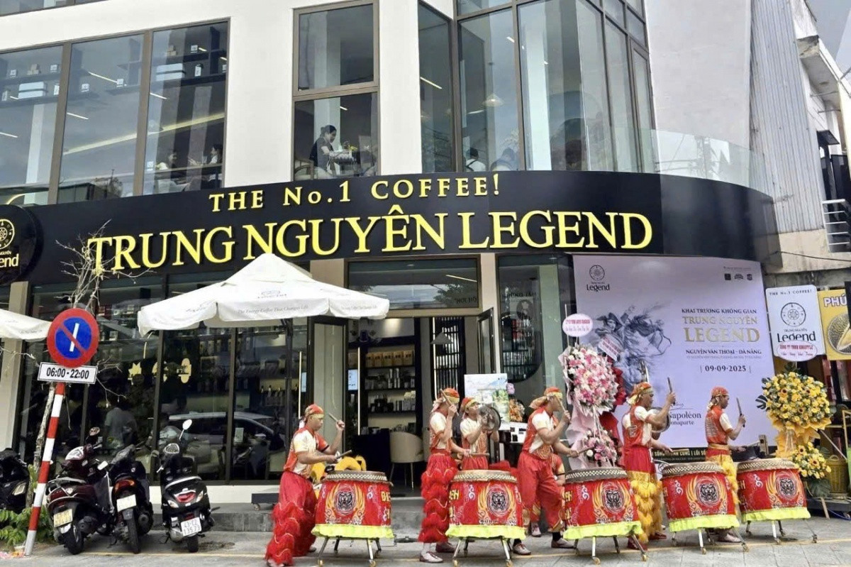 Ông Đặng Lê Nguyên Vũ khai trương cửa hàng Trung Nguyên Legend tại tuyến đường du lịch sầm uất bậc nhất Đà Nẵng